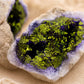 Gros plan sur les cristaux de calcite colorée violette et dorée à l'intérieur de la géode.