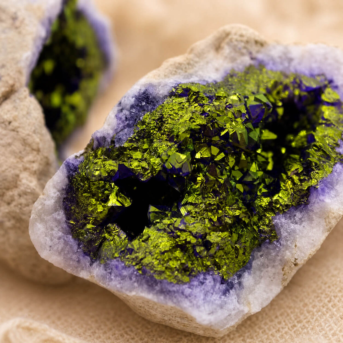 Gros plan sur les cristaux de calcite colorée violette et dorée à l'intérieur de la géode.