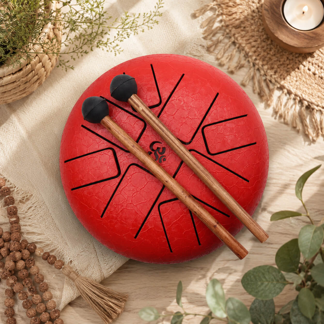 Grand tongue drum rouge craquelé 22cm vue de dessus avec mailloches bois et mala bouddhiste.