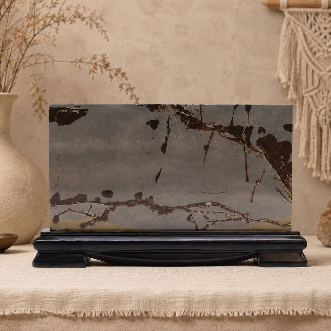 Grande pierre Guohua rectangulaire aux ramifications naturelles sombres sur fond gris