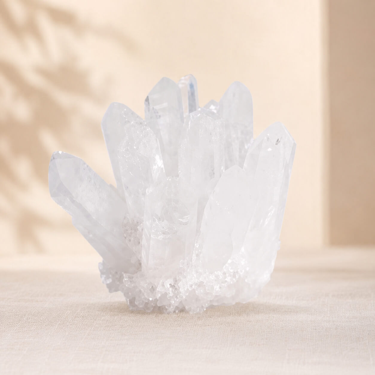 Grappe de quartz clair aux pointes transparentes posée sur table claire