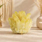 Grappe de quartz jaune fantôme aux pointes multiples posée sur table claire