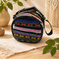 Housse de transport tissée ethnique multicolore avec bandoulière pour tongue drum 16cm, incluse à la livraison.