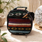 Housse de transport tissée ethnique multicolore avec mailloches en bois glissées dans la poche zippée, fournie avec le tongue drum.