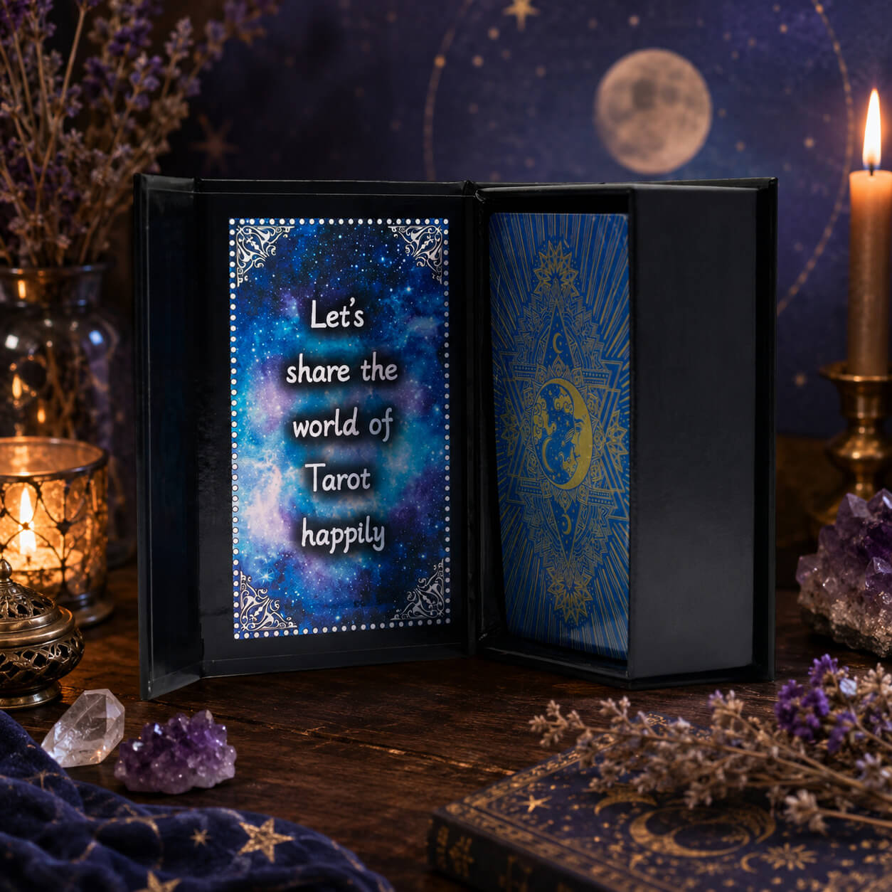 Boîte ouverte du jeu de tarot Face de Lune avec motif triple lune et pentacle argenté