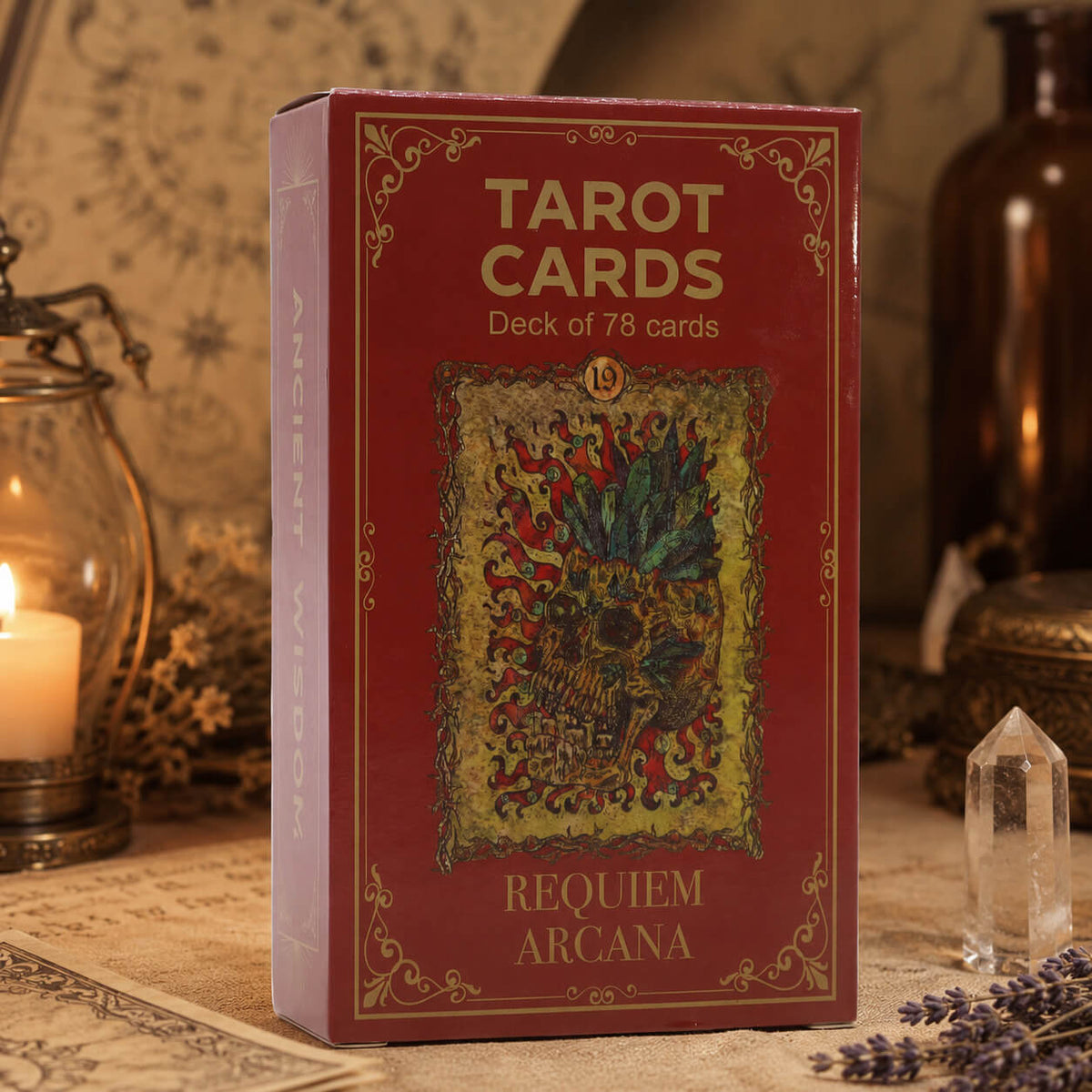 Boîte rouge du jeu de tarot gothique Requiem Arcana avec illustration de crâne orné