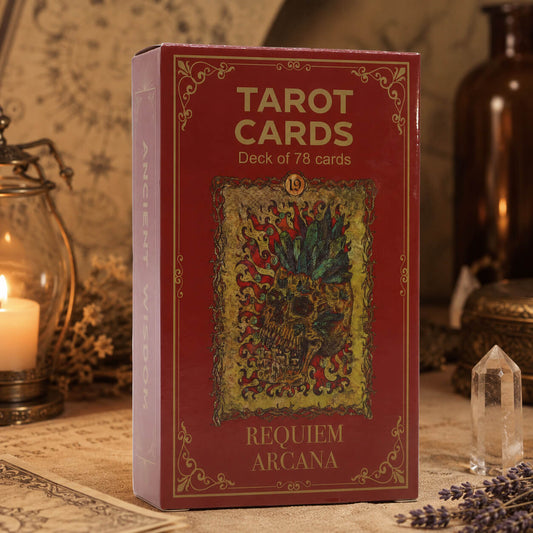 Boîte rouge du jeu de tarot gothique Requiem Arcana avec illustration de crâne orné