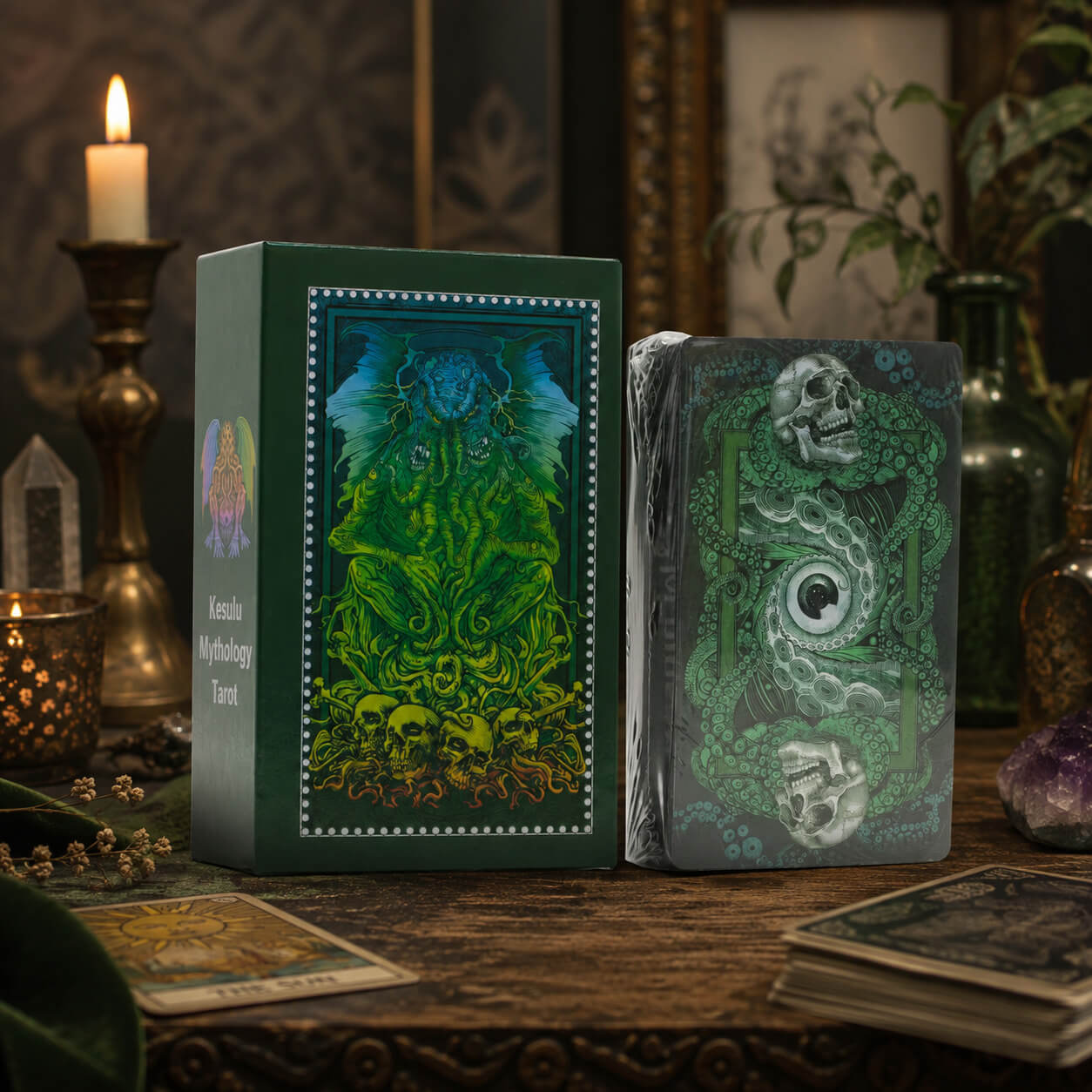 Boîte verte du jeu de tarot mythologie cosmique avec illustration de créature à tentacules