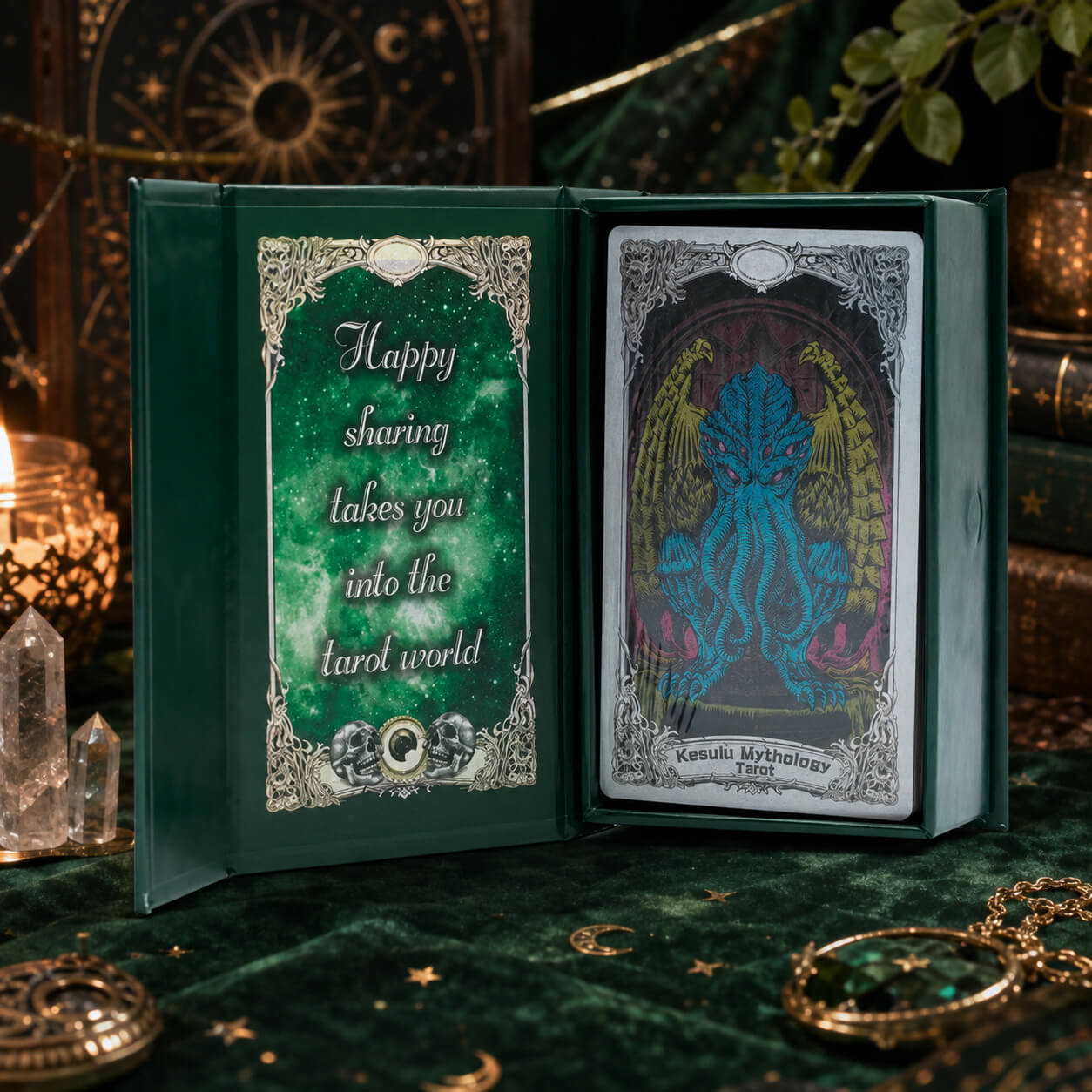 Boîte ouverte du jeu de tarot mythologie cosmique montrant carte illustrée et message de partage