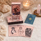 Dos de carte du jeu de tarot or rose à motif lunaire, avec livret et cartes étalées