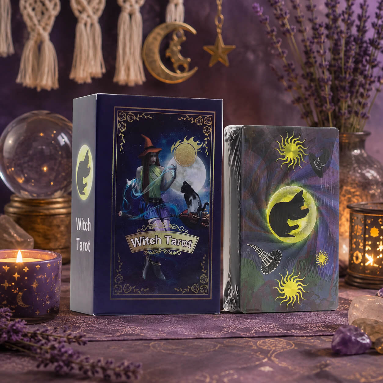 Boîte fermée du jeu de tarot Witch Tarot avec illustration de sorcière et lune