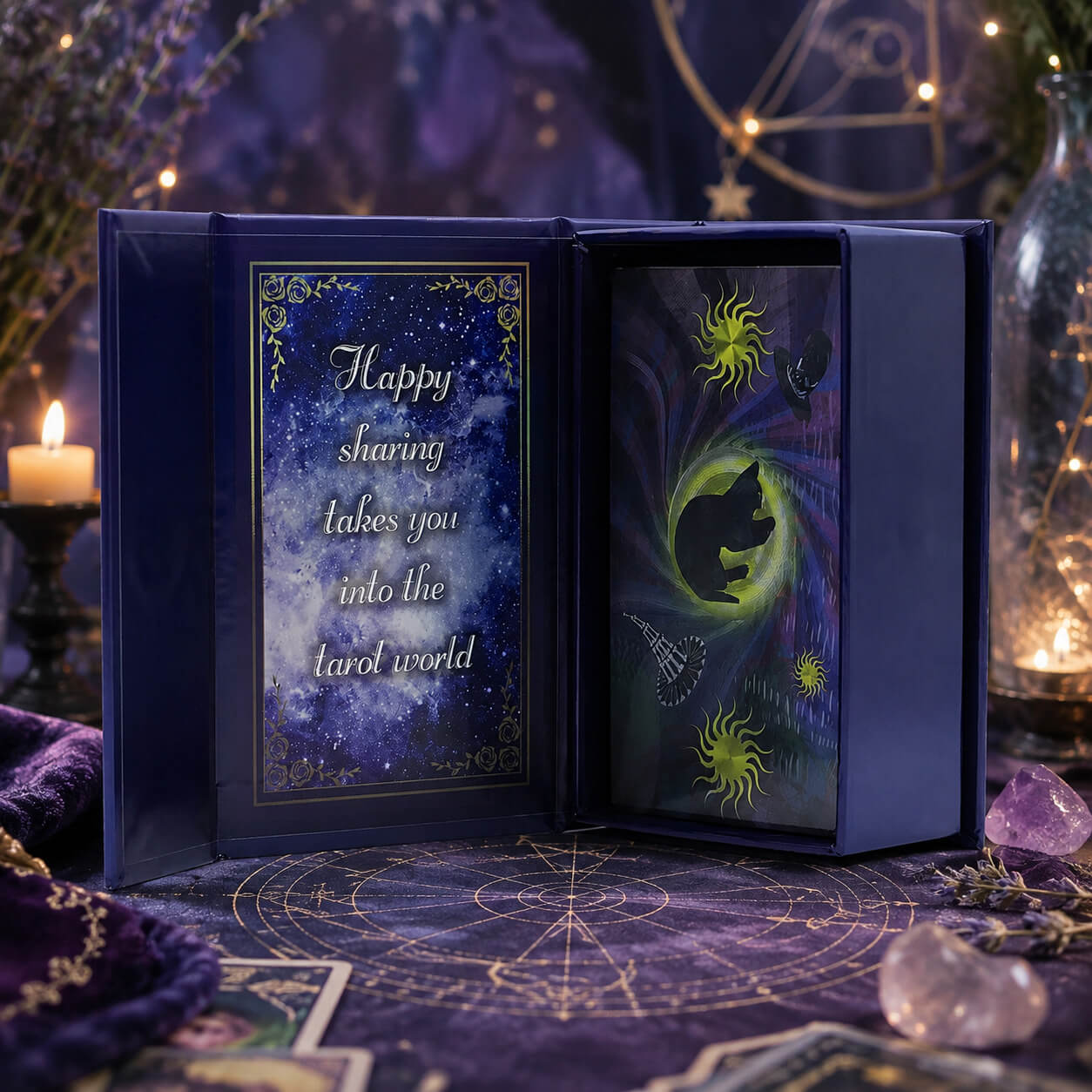 Boîte du jeu de tarot sorcière ouverte avec livret et cartes illustrées chat noir et soleil