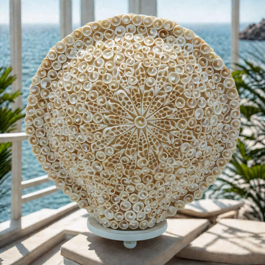 Lampe boho mandala de coquillages marins 30 cm sur fond de mer méditerranéenne.