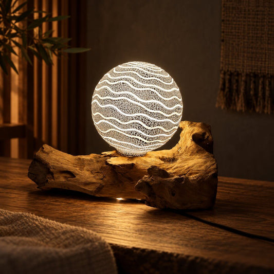 Lampe bois flotté motif ondes allumée, sphère aux vagues lumineuses et au craquelé blanc