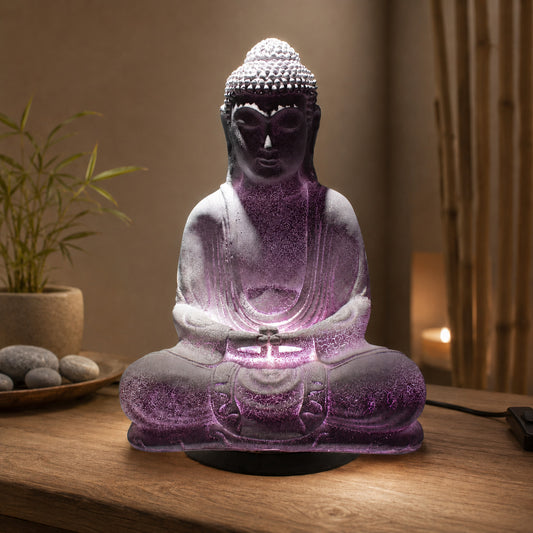 Lampe Bouddha lavande craquelée allumée dans une ambiance zen aux bambous.