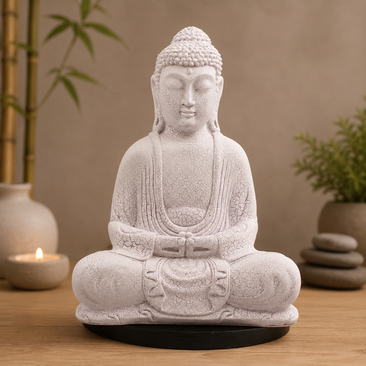 Lampe Bouddha lavande craquelée éteinte sur socle ovale noir en décor naturel.