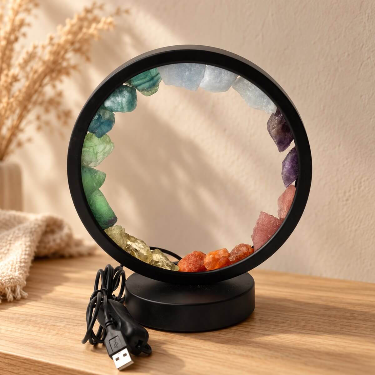Lampe en pierres naturelles aux couleurs des chakras, éteinte, avec câble USB à interrupteur