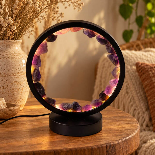 Lampe cercle en améthyste allumée sur une table en bois, reflets violets et dorés