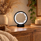Lampe en cristal de roche allumée, cercle de quartz clair sur un buffet en bois et cannage