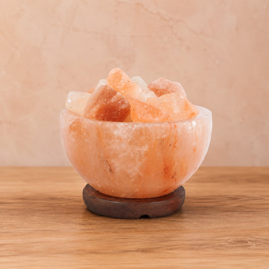 Lampe coupe de sel rose de l'Himalaya remplie de morceaux de cristaux sur socle en bois