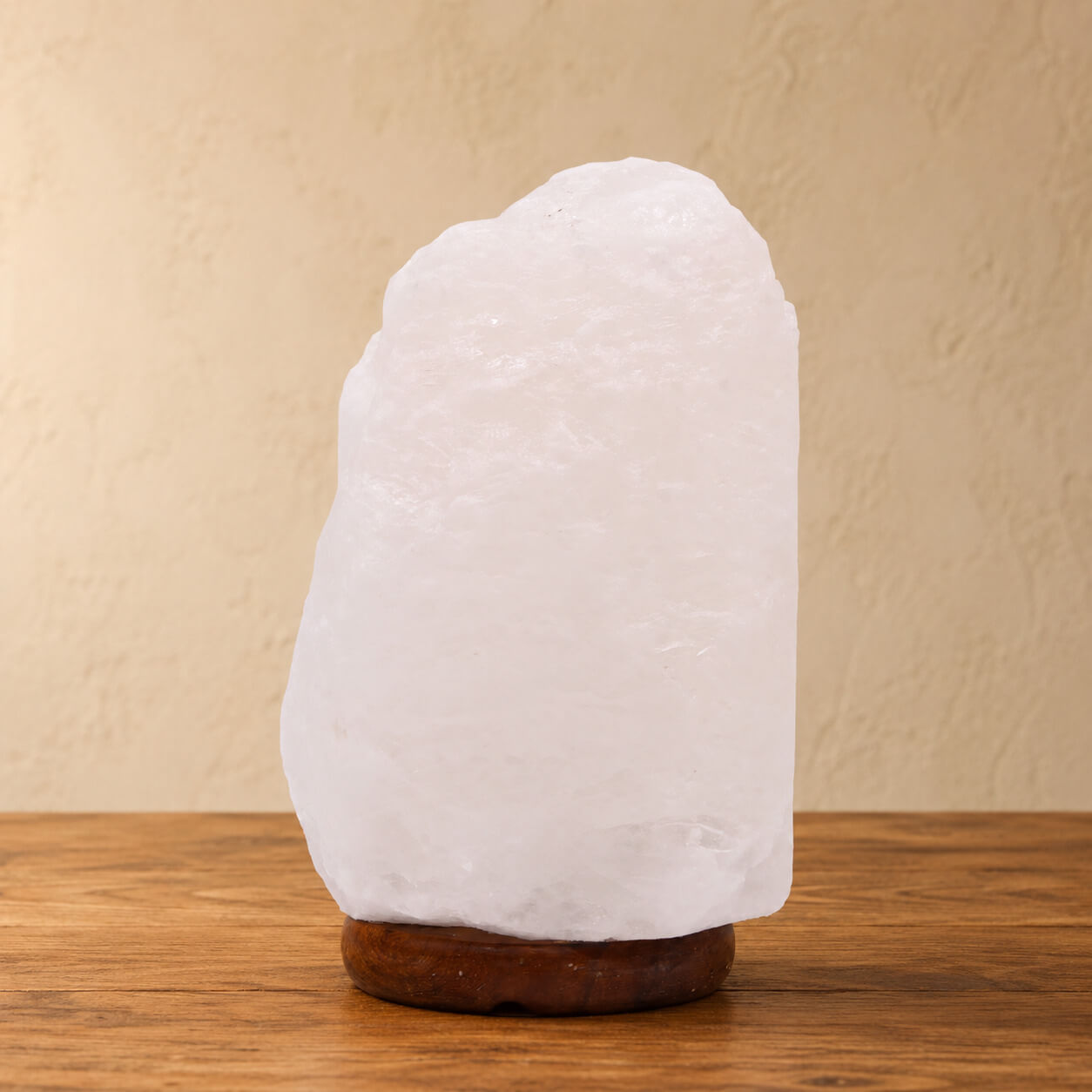 Lampe en cristal de roche blanc naturel de l'Himalaya sur socle en bois foncé.