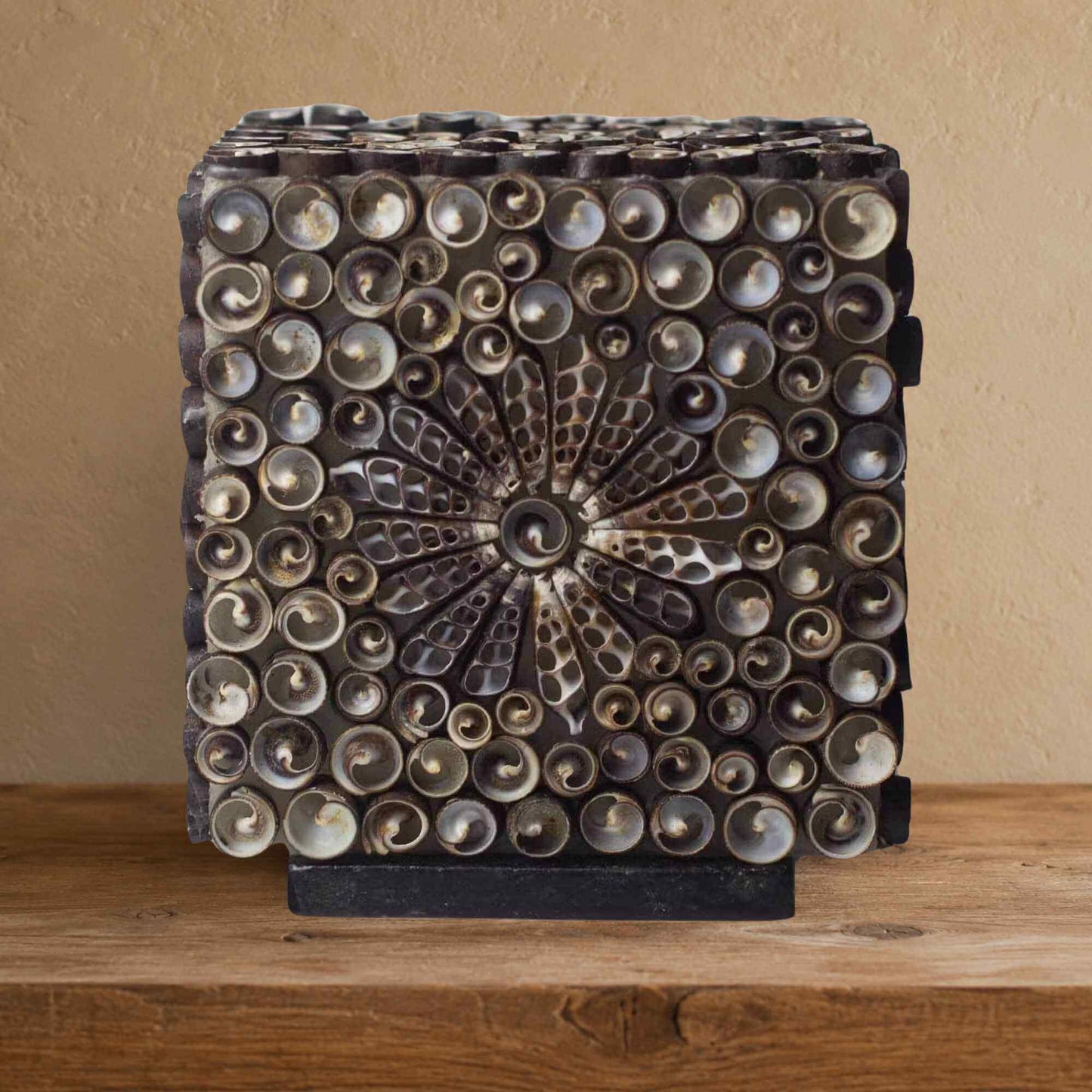 Lampe Cube en Coquillages Naturels Sombres