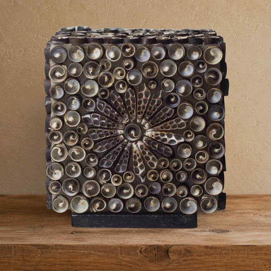 Lampe Cube en Coquillages Naturels Sombres