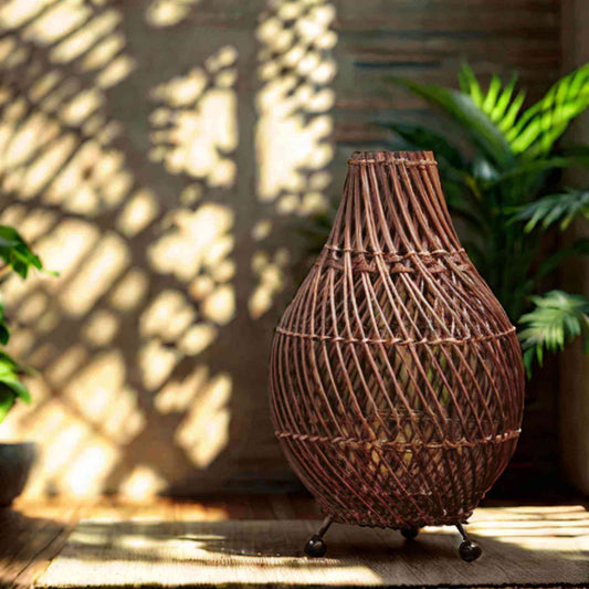 Lampe en rotin brun profond tressé Art du Tibet. Design artisanal élégant sur table.