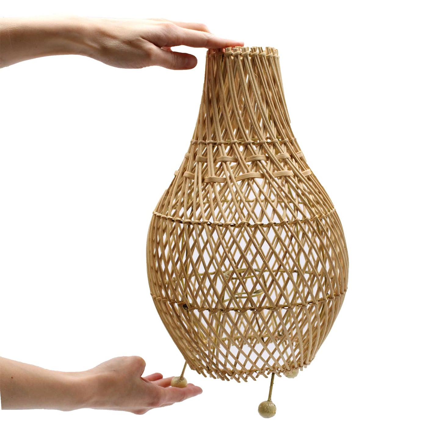 Lampe en rotin naturel tressé de 39 cm, tenue en main pour illustrer sa taille et son charme artisanal.