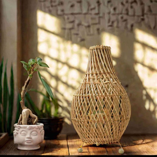 Lampe en rotin naturel Art du Tibet sur une table