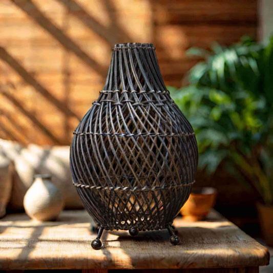 lampe de table en rotin tressé noir Art du Tibet  avec un design élégant et contemporain dans une ambiance zen.