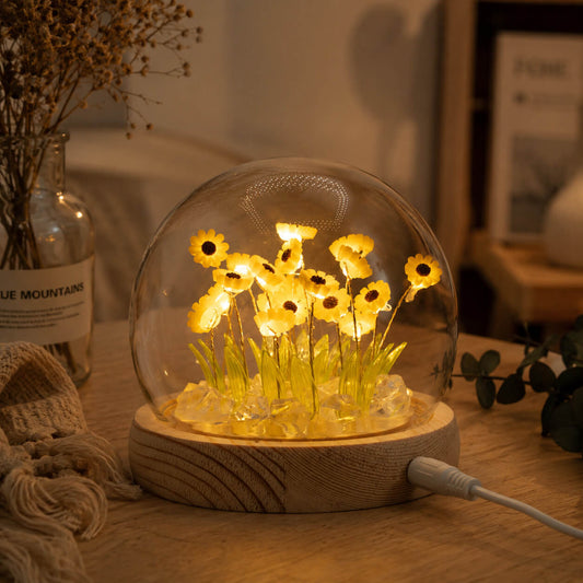 Lampe dôme aux 20 tournesols LED allumée sur une table de chevet cosy.