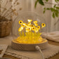 Veilleuse dôme aux 20 tournesols LED allumée sur un tapis tissé naturel.