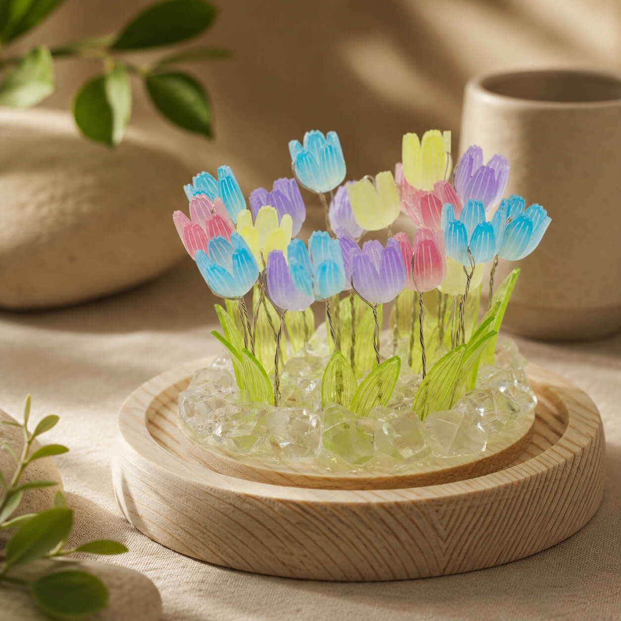 Lampe dôme aux 20 tulipes multicolores éteinte sur sa base en bois clair en décor naturel.