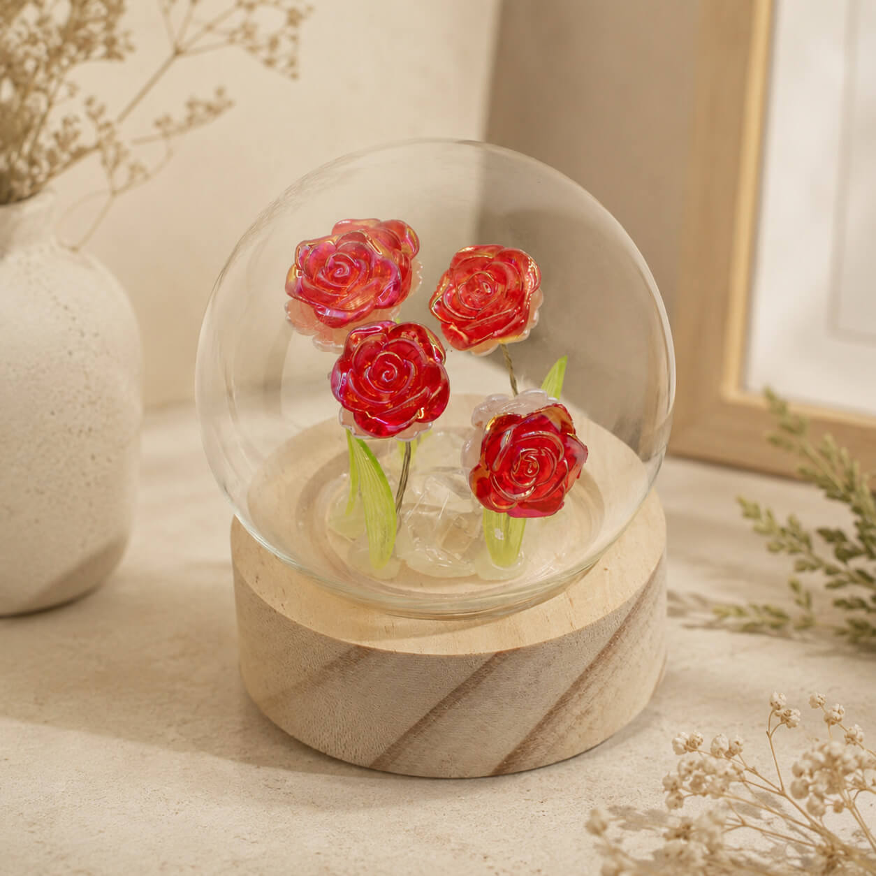 Lampe dôme aux 4 roses rouges éteinte sur sa base en bois clair en décor naturel.
