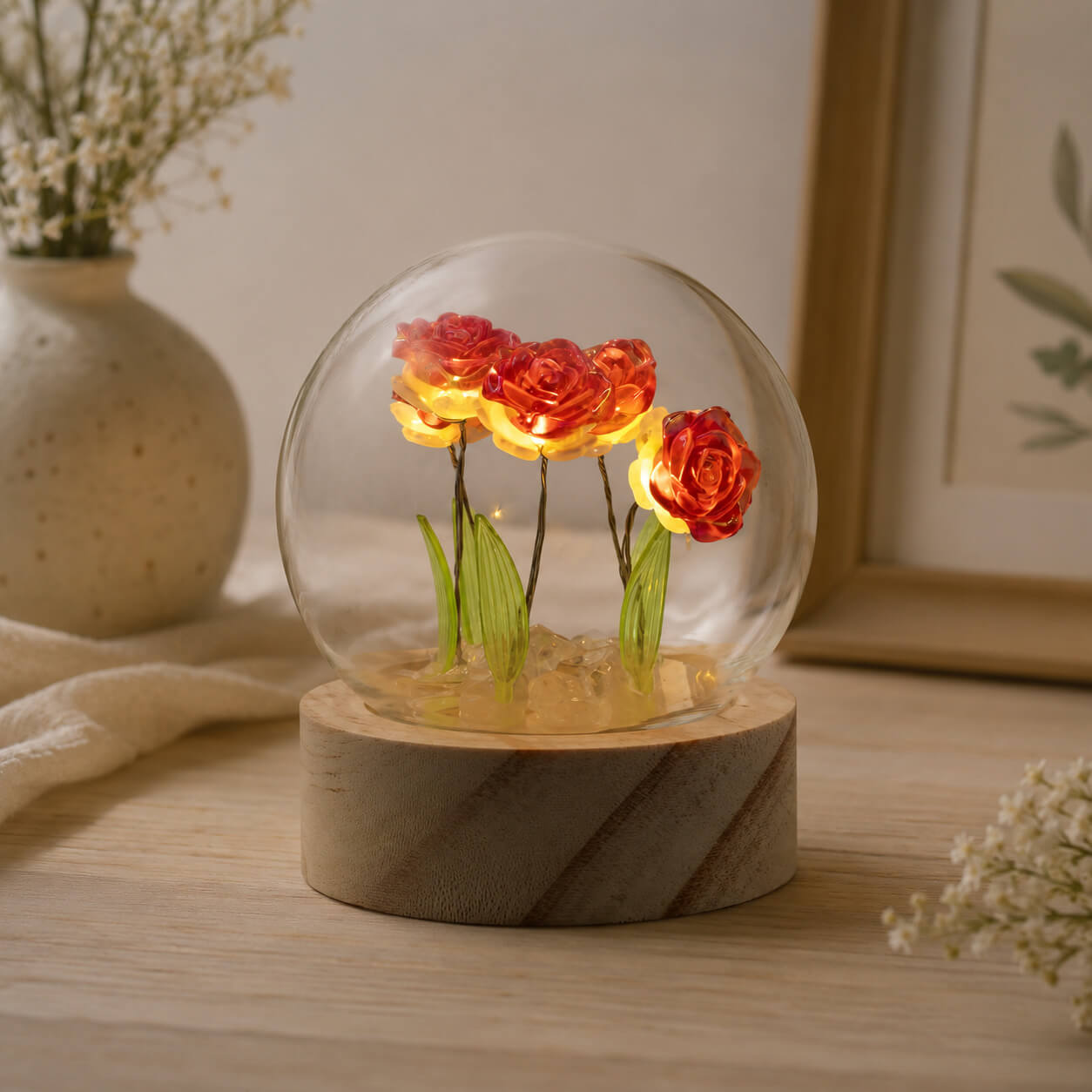 Lampe dôme aux 4 roses rouges LED allumée dans une ambiance romantique.
