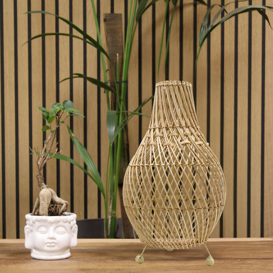 Lampe en rotin naturel sur une table