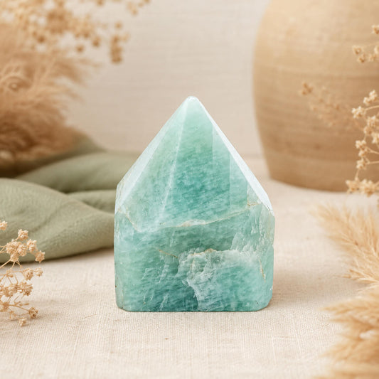 Pointe d'amazonite polie montrant le contraste entre base brute et pointe lisse