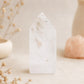 table.jpg	Pointe de quartz clair posée debout, transparence naturelle visible
