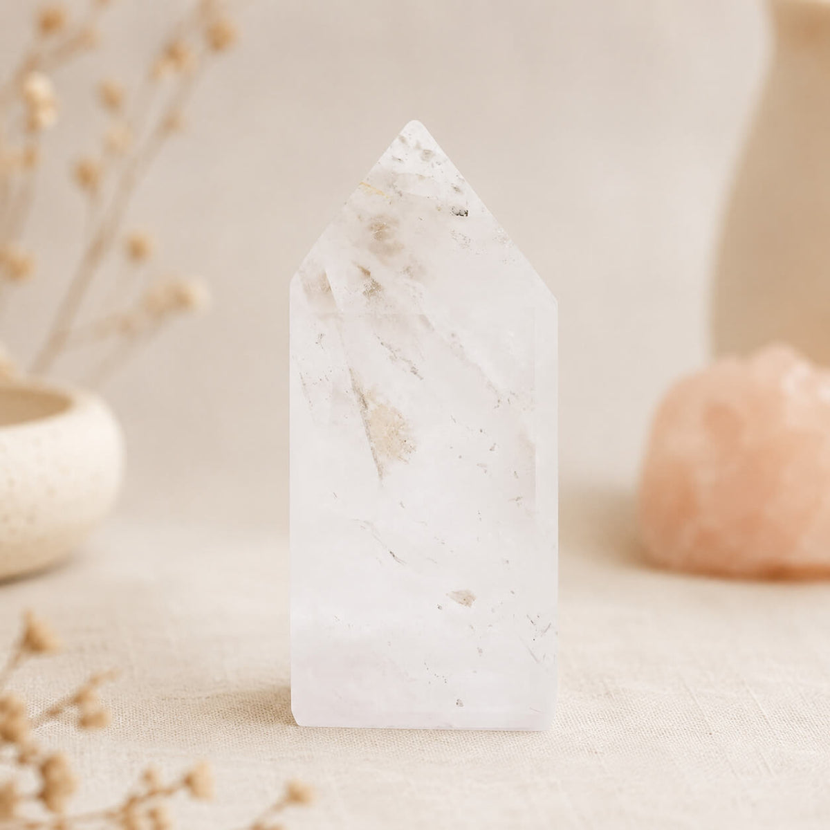 table.jpg	Pointe de quartz clair posée debout, transparence naturelle visible