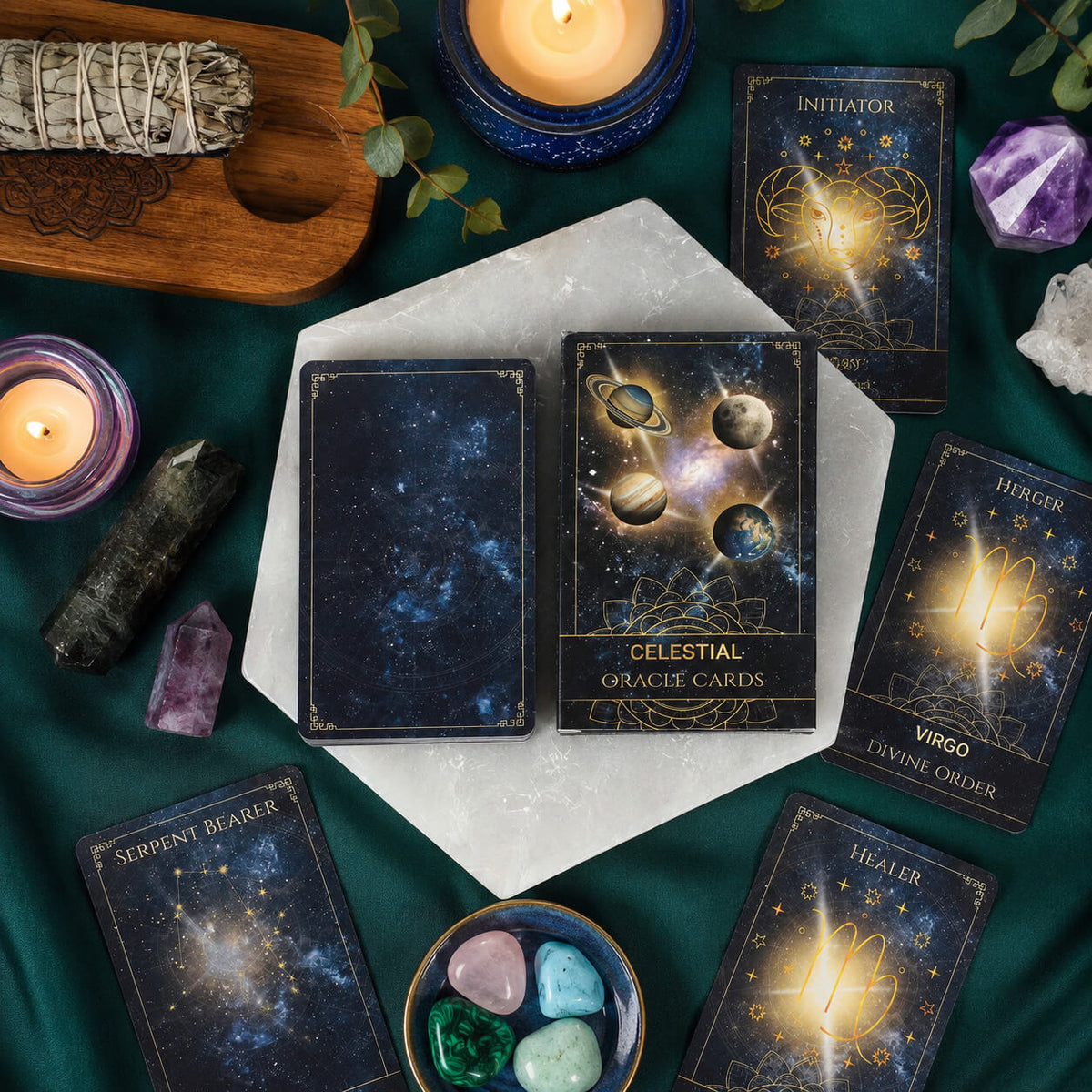 Cartes du jeu d'oracle Celestial représentant plusieurs signes du zodiaque avec cristaux en mise en scène