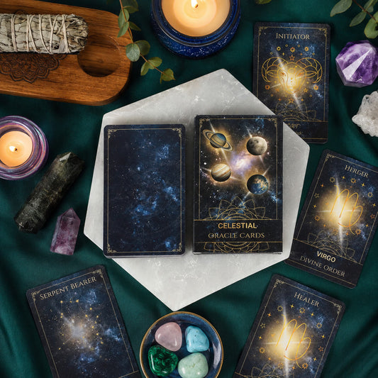 Cartes du jeu d'oracle Celestial représentant plusieurs signes du zodiaque avec cristaux en mise en scène