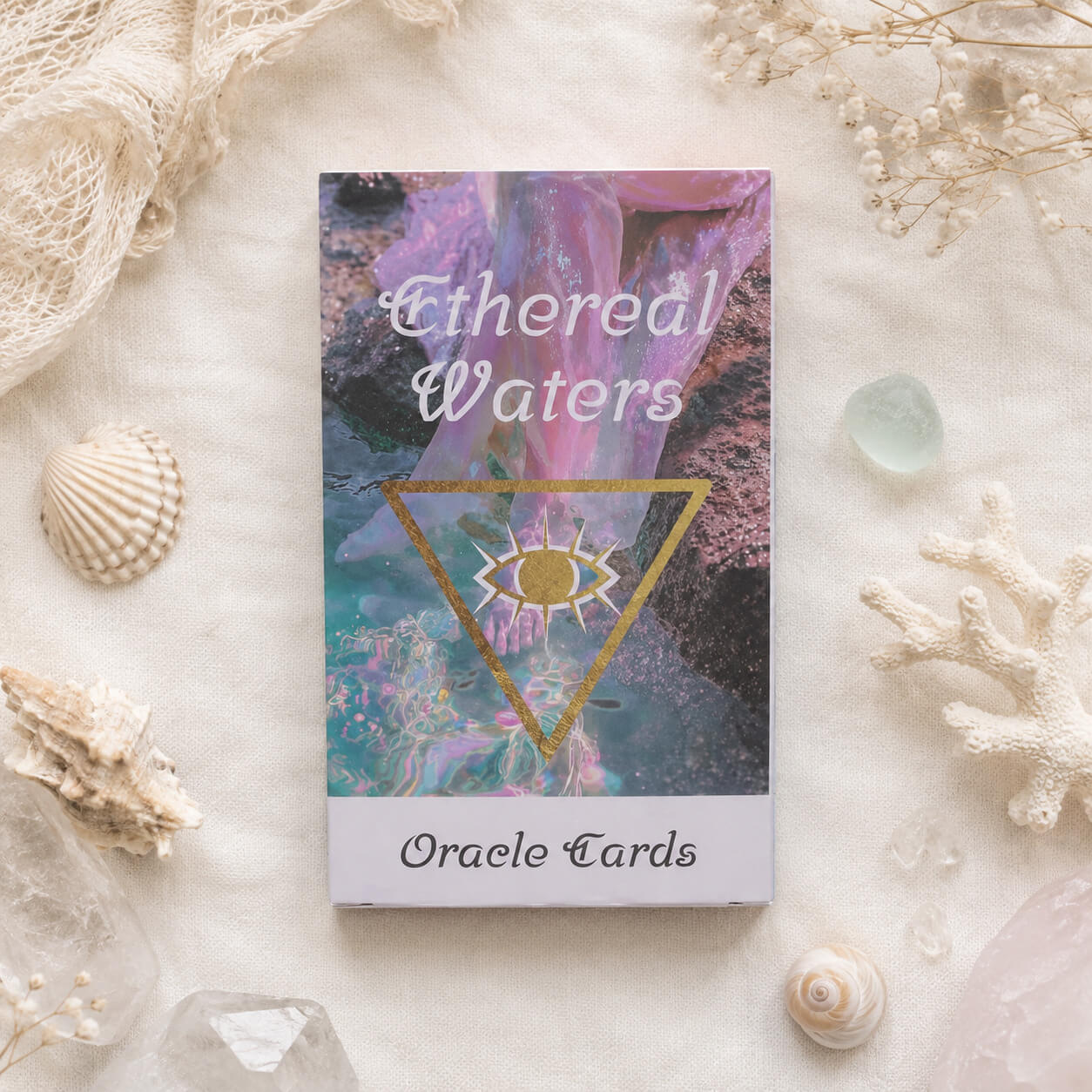 Boîte fermée du jeu d'oracle Ethereal Waters avec triangle doré et symbole de l'œil