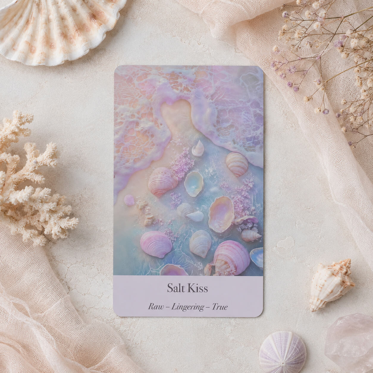 Carte "Salt Kiss" du jeu d'oracle Ethereal Waters avec photo de coquillages et écume pastel