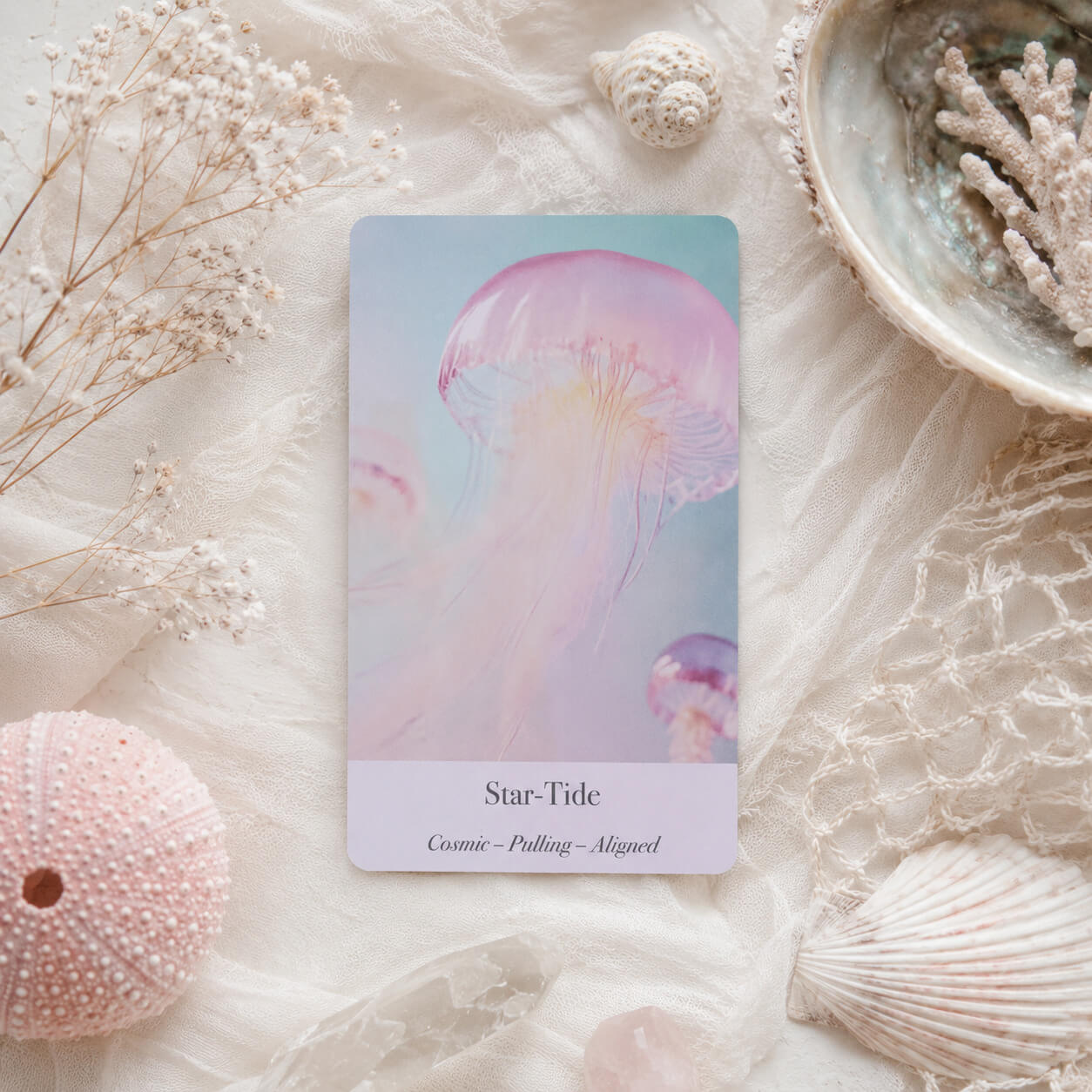 Carte "Star-Tide" du jeu d'oracle Ethereal Waters avec photo de méduse rose pastel