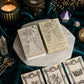 Boîte fermée du jeu d'oracle The Spellbook avec illustration complète de la figure étoilée