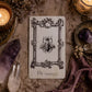 Carte "Fly" du jeu d'oracle The Spellbook, gravure d'une mouche encadrée