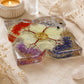 Détail de l'orgonite montrant les quatre bouquets de pierres colorées et les paillettes dorées