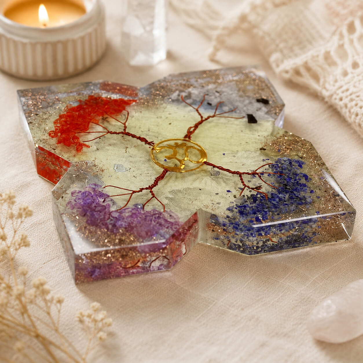 Détail de l'orgonite montrant les quatre bouquets de pierres colorées et les paillettes dorées