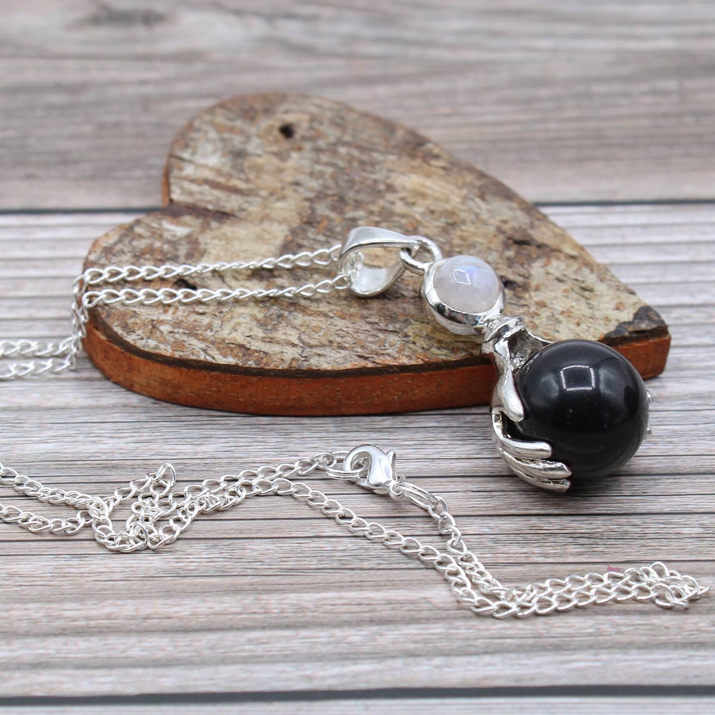 Pendentif mains guérisseuses en Agate Noire avec chaîne sur coeur en bois